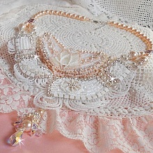 Plastron Bouquet d'un Jour Haute Couture brod&eacute; avec des fleurs en Nacre &agrave; laquelle s'ajoute cristaux, perles rondes, cabochon rond, perles nacr&eacute;es avec fermoir et cha&icirc;nette Argent 925